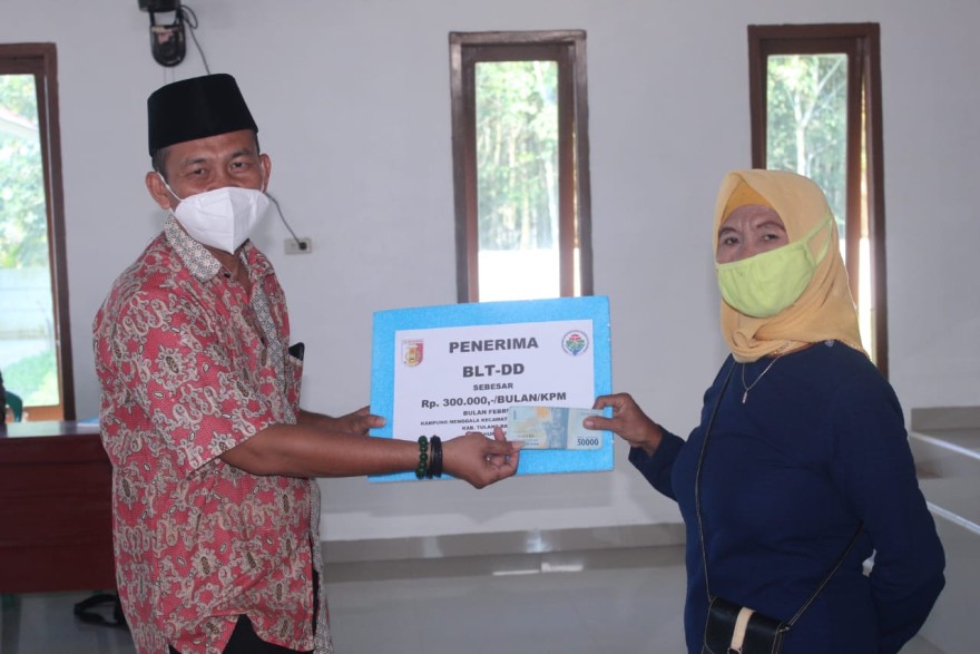Penyaluran bantuan langsung tunai Dana Desa (BLT DD) bulan maret kepada 71 Warga