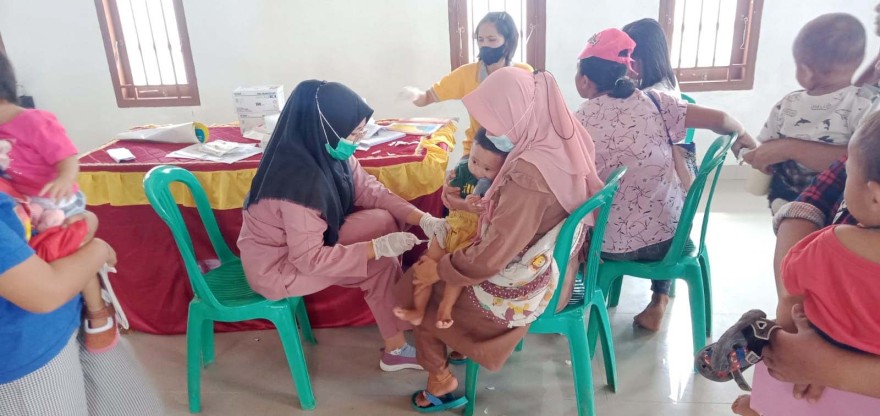 KEGIATAN POSYANDU DAN IMUNISASI DI BALAI KAMPUNG MENGGALA